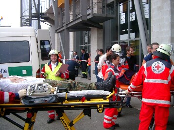 Mehrere Personen in Bus eingeklemmt...