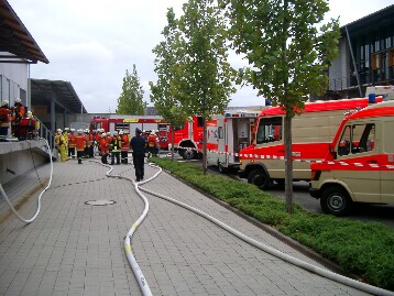 Mehrere Personen in Bus eingeklemmt...