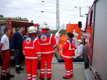 Mehrere Personen in Bus eingeklemmt...