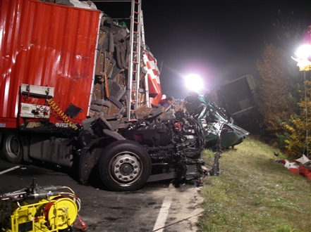 schwerer LKW Unfall auf der B36