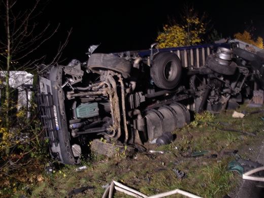 schwerer LKW Unfall auf der B36