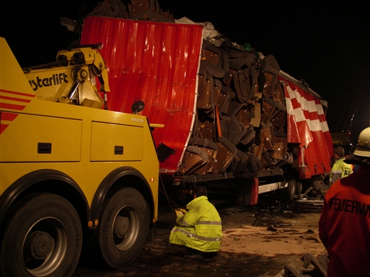 schwerer LKW Unfall auf der B36